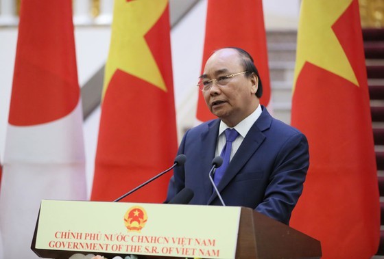PM Nguyen Xuan Phuc chairs welcome ceremony for his Japanese counterpart ảnh 14