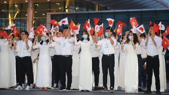 PM Nguyen Xuan Phuc chairs welcome ceremony for his Japanese counterpart ảnh 19