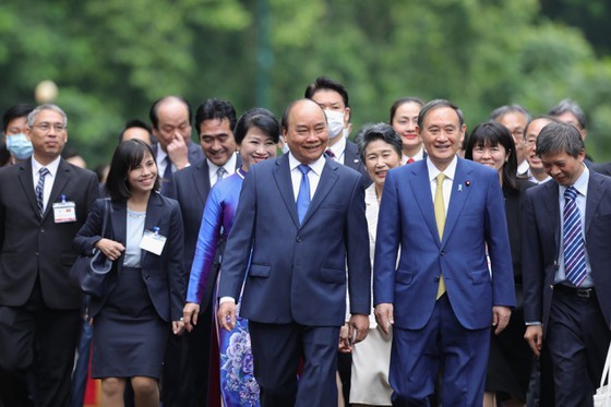 PM Nguyen Xuan Phuc chairs welcome ceremony for his Japanese counterpart ảnh 1