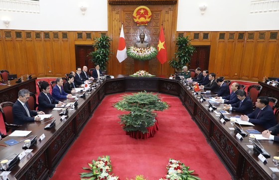 PM Nguyen Xuan Phuc chairs welcome ceremony for his Japanese counterpart ảnh 4
