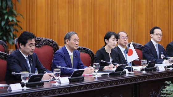 PM Nguyen Xuan Phuc chairs welcome ceremony for his Japanese counterpart ảnh 5