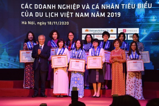 Tourism award honors leading enterprises ảnh 1