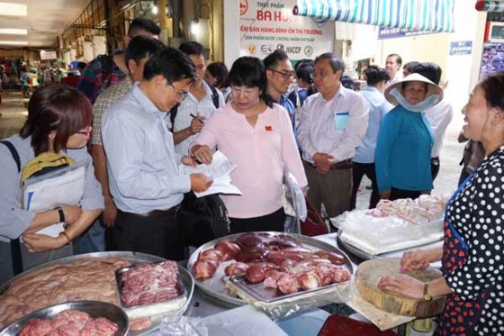 Inspectors pay visit to pork meat booth in Ben Thanh Market in District 1 (Photo: SGGP)