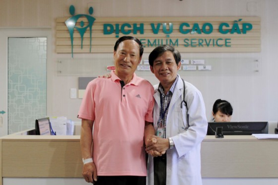 The Korean man and the doctor who performs operation on him (Photo: SGGP)