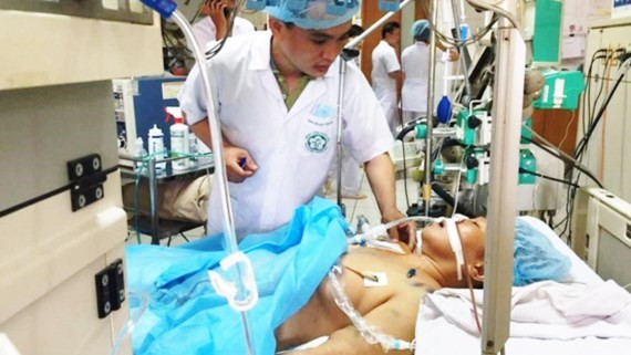Medical workers try to save Ms. Nguyen yet their efforts are unrewarded (Photo: SGGP)
