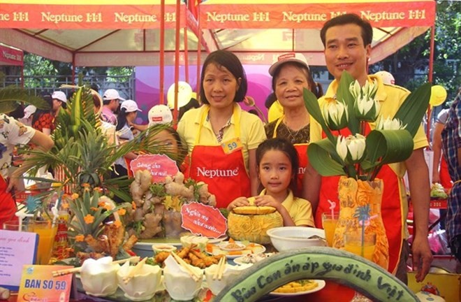 A photo of the family winning the first prize at last year’s cooking contest in a series of activities celebrating Vietnam Family Day 2016 in Hanoi. — Photo courtesy of organisers