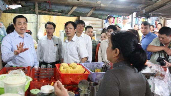 Chairman of Da Nang City People's Committee Huynh Duc Tho check food safety in a market (photo: SGGP)to