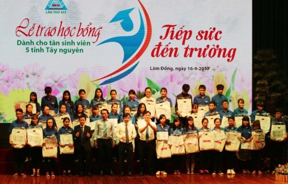 At the scholarship giving ceremony (Photo: SGGP)
