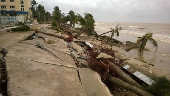 Sea embankment in Thanh Hoa Province destroyed  (Photo: SGGP)