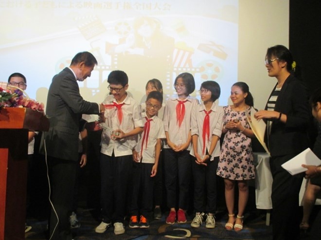 Japan-Vietnam Special Ambassador Sugi Ryotaro presents awards for students (Source: emb-japan)