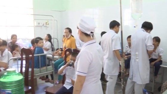 Poisoned students are treated in the local clinic (Photo: SGGP)