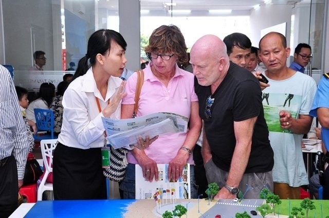 Foreigners are provided with information about buying houses (Photo vietnambiz.vn)