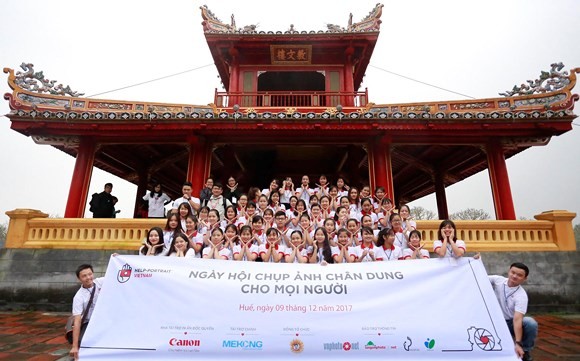 Members of Vietnam Help-Portrait in Hue( Photo: SGGP)