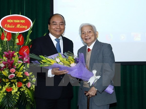 Prime Minister Nguyen Xuan Phuc (L) and Professor Hoang Tuy (Photo VNA)