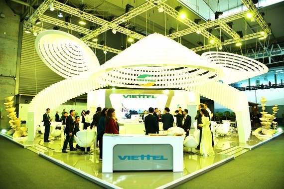 Viettel’s stand is designed based on the shape of Vietnamese ‘non la’ (palm-leaf conical hat)