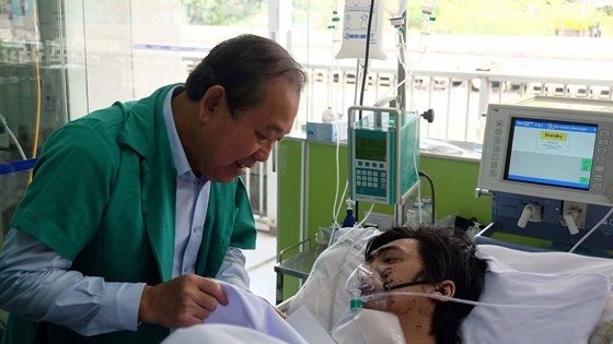 Deputy PM Binh visits a fire victim at Cho Ray Hospital (Photo: SGGP)