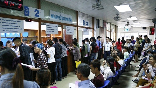 Patients register for health checkups at the National Haematology and Blood Transfusion Institute in Hanoi.— Photo congly.vn