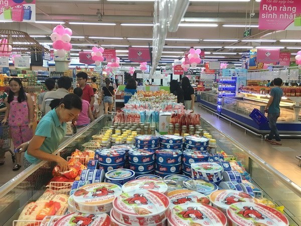 Consumers shop at Co.op Mart Quang Trung in Ho Chi Minh City (Photo: VNA)