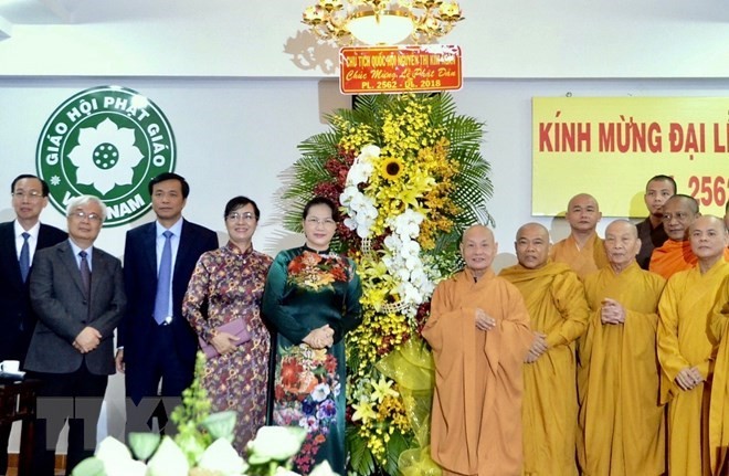 National Assembly Chairwoman Nguyen Thi Kim Ngan (fifth, left) visits Office II of the Vietnam Buddhist Sangha in HCM City on May 27 (Photo: VNA)