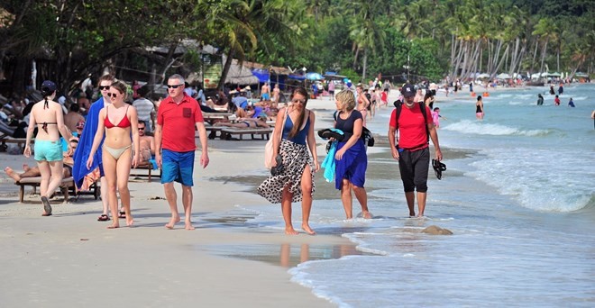 Foreign tourists on Sao Beach of Phu Quoc Island (Photo: VNA)