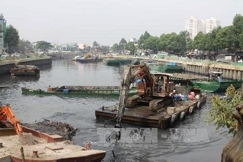 Dredging the Nhieu Loc-Thi Nghe Canal. HCM City wants to extend the environmental sanitation project (Nhieu Loc-Thi Nghe Basin) to 2030 (Photo: VNA)