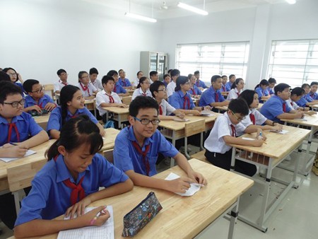 Students of Tran Huy Lieu Secondary School in a lesson. Photo by SGGP