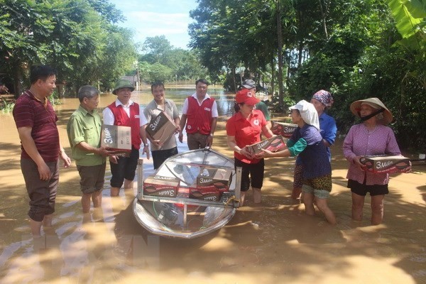 Vietnam Red Cross Society staff deliver aid to locals in Thanh Hoa's Yen Dinh district (Photo: VNA)