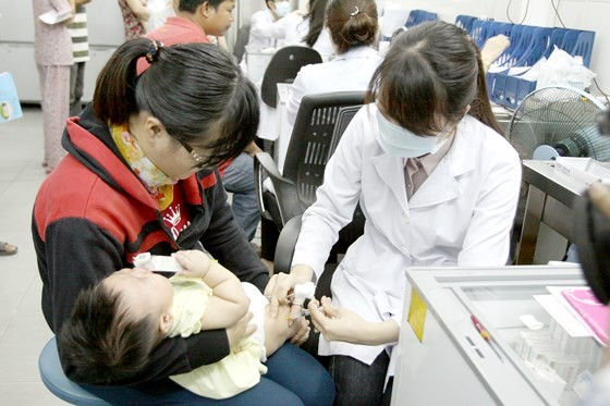 Parents should take their children to hospital for vaccination against measles (PHoto: SGGP)