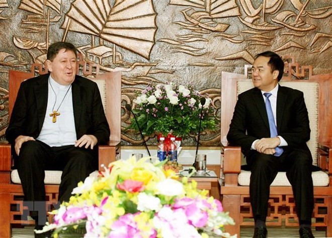 Head of the Government Committee for Religious Affairs Vu Chien Thang (R) meets with Cardinal Joao Braz de Aviz on September 7 (Photo: VNA)