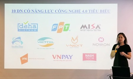 Ms. Nguyen Thi Thu Giang, General Secretary of VINASA, is introducing the list of 10 Prominent Companies with Technology Ability in Industry 4.0. Photo by Tran Binh