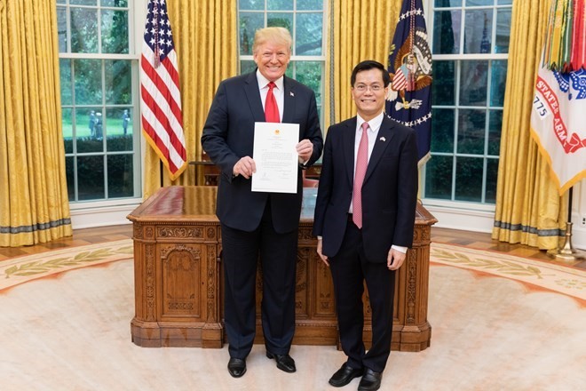 Vietnamese Ambassador Ha Kim Ngoc (R) presents his letter of credentials to US President Donald Trump (Source: VNA)