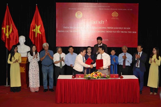 The city’s Education and Training Department and the Thang Long-Hanoi Heritage Conservation Centre sign the agreement on September 19 (Photo: VNA)