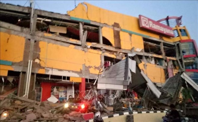 A shopping mall collapsed in Palu city in Central Sulawesi province of Indonesia after earthquakes and tsunami on September 28. (Photo: AFP/VNA)