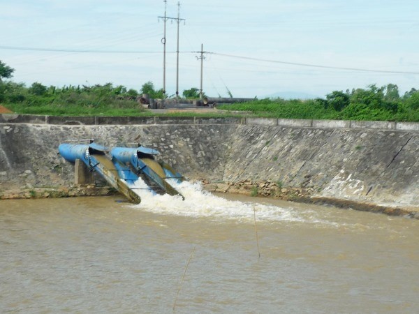 The Cau Do water plant pours fresh water into its system before supplying water to residents in Da Nang (Photo: VNA)