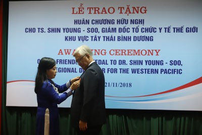 Health Minister Nguyen Thi Kim Tien presents Vietnam’s Friendship Order to Dr. Shin Young-soo, WHO Regional Director for the Western Pacific (Photo: Coutersy of WHO)