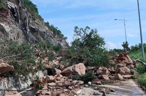 Typhoon Usagi destroys main roads in Khanh Hoa