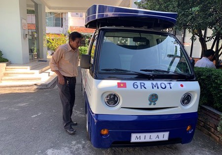 An electric car to collect organic waste