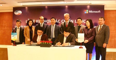 The agreement signing ceremony between Viettel and Microsoft. Photo by D.L