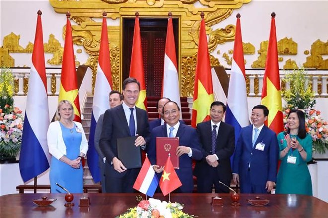 Prime Minister Nguyen Xuan Phuc (R) and Dutch PM Mark Rutte at the talks (Source: VNA)