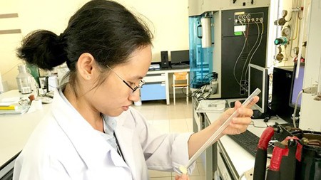 Dr. Nguyen Thi Kieu Phuong is checking a new MOF in the lab