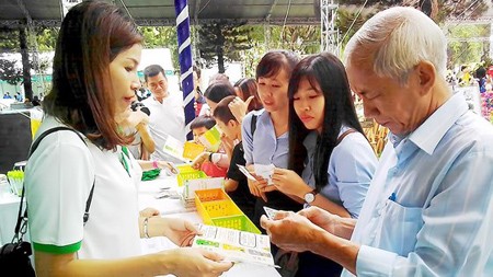 Citizens are learning information about recycling products in the Green Living Festival 2019