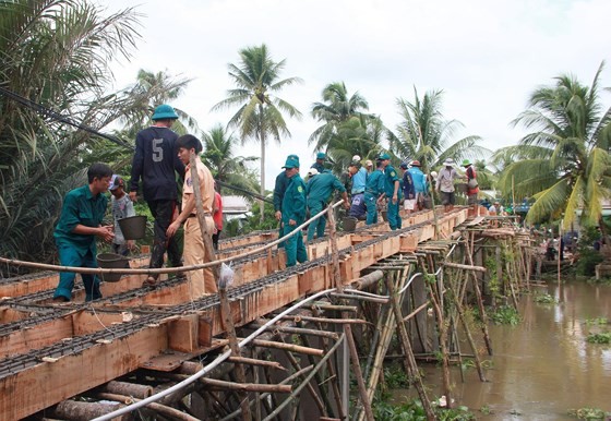 Rural residents contribute assistance to bridge construction ảnh 1