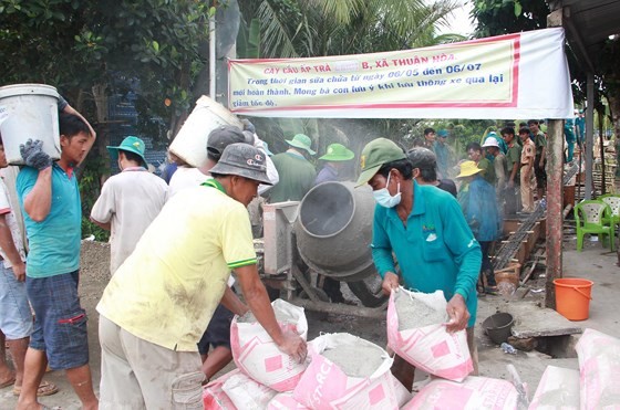 Rural residents contribute assistance to bridge construction ảnh 3