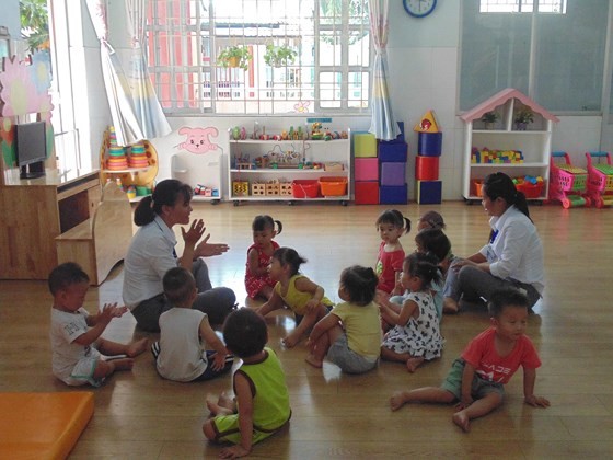 Teachers and kids of Hoa Phuong Preschool in BInh Chanh DIstrict, one of shools in the district keep workers' children (PHoto: SGGP)