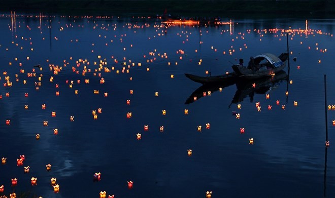 More than 15,000 lanterns were lighted up on Thach Han river in Quang Tri province (Photo: tinhuyquangtri.vn)