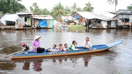 Students in the Mekong Delta are traveling to school. (Photo by SGGP)
