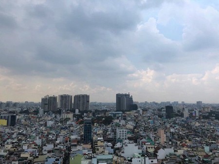 The cloudy and dusty sky of HCMC on September 23. (Photo: SGGP)