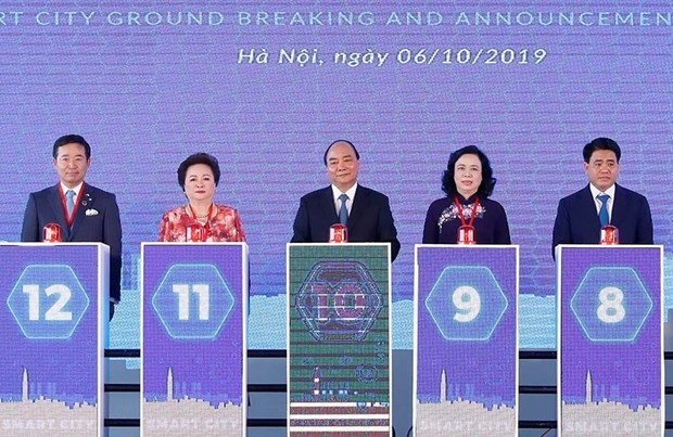 Prime Minister Nguyen Xuan Phuc (C) attends at the groundbreaking ceremony of the first smart city project in Hanoi. (Photo: VNA)