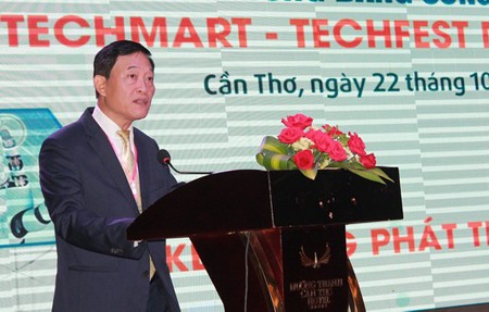 Deputy Minister of Science and Technology Tran Van Tung is delivering his speech