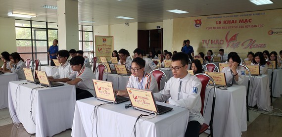 Students of Hanoi-based Amsterdam school for the Gifted register for the competition (Photo: SGGP)